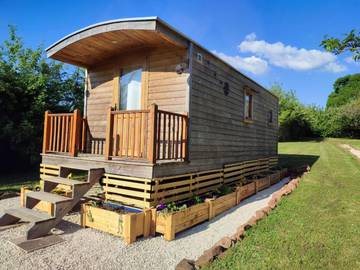 Gîte pour 2 personnes, avec vue et jardin à Sens-Beaujeu