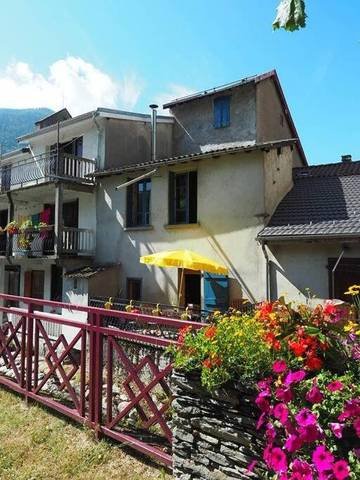 Location de vacances pour 6 personnes, avec vue et terrasse à Auzat