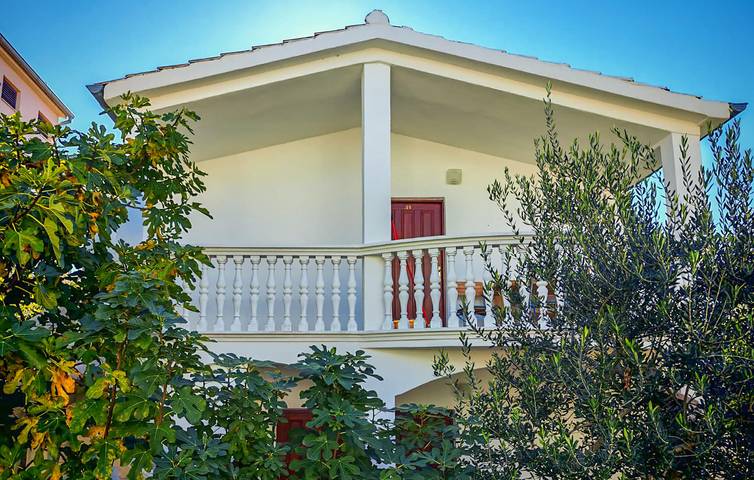 Ganze Ferienwohnung, Appartement am Strand mit WiFi, AC, Parkplatz und Terrasse in Vodice, Šibenik-Knin
