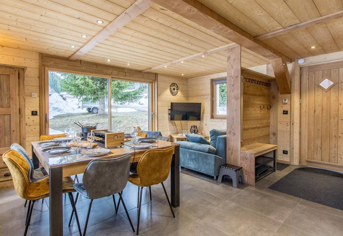 Chalet "Mazot Savoyard" avec vue sur les montagnes, terrasse privée et Wi-Fi in Le Praz de Lys, Taninges