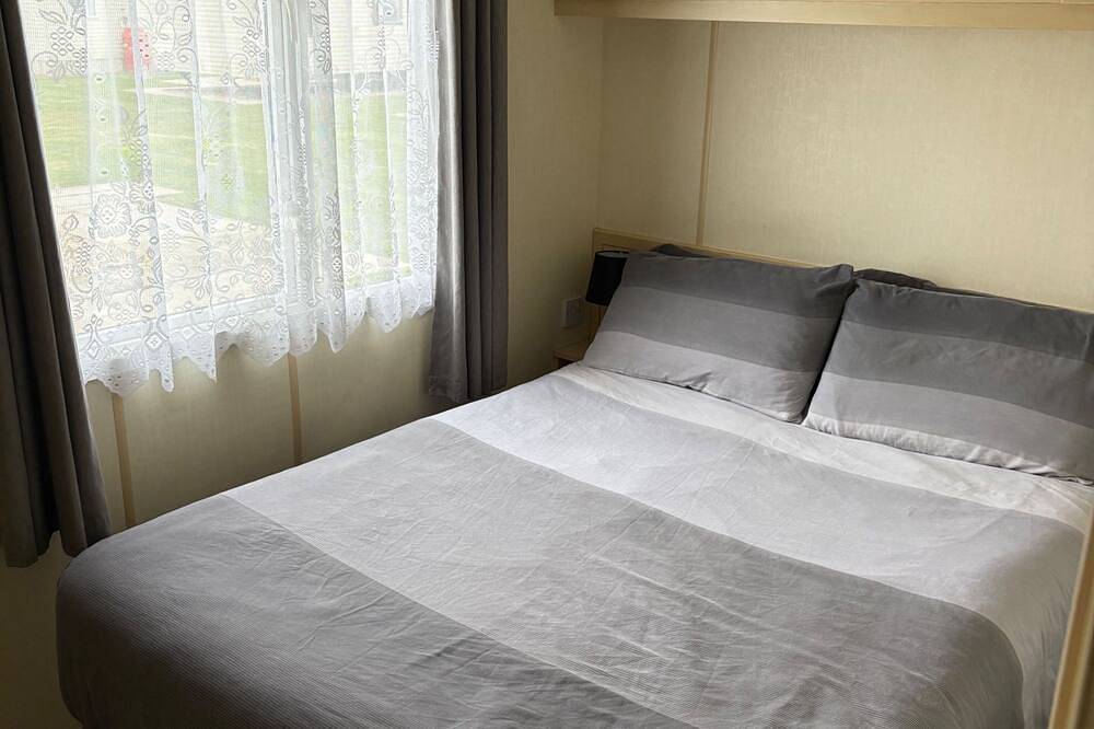 Cabin Sleeps 8 with Indoor Pool in Chapel St. Leonards, Lincolnshire