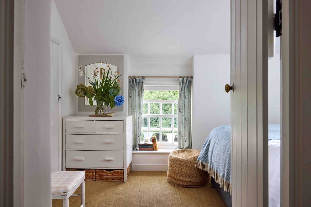 Beautiful cottage with sea views and private beach access in Helford, Cornwall