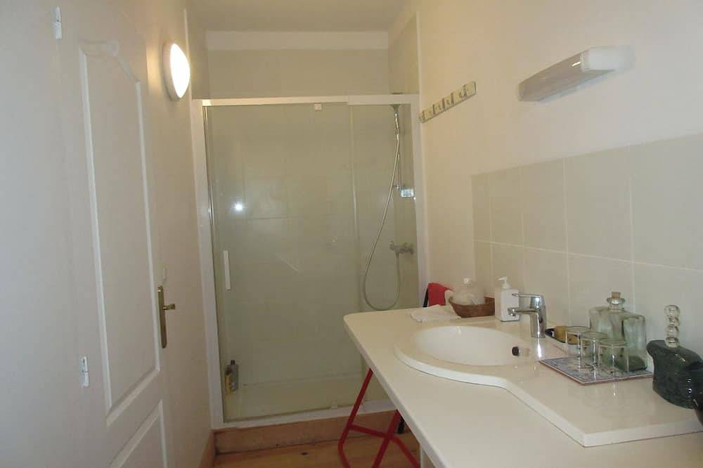 Apartamento entero, Atypical apartment + small courtyard, near Agen station and historic center in Agén, Región de Agen