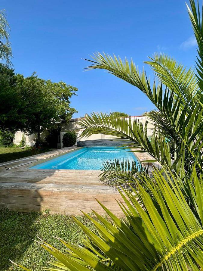 Location de vacances pour 8 personnes, avec jacuzzi ainsi que jardin et piscine dans Yves - 2