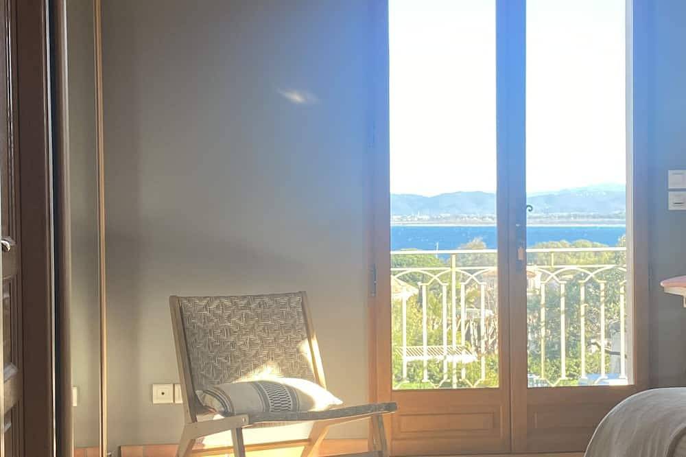 Grande Villa sur la Presqu'ile de Giens Avec Belle vue mer - 15 Couchages in La Madrague, Hyeres