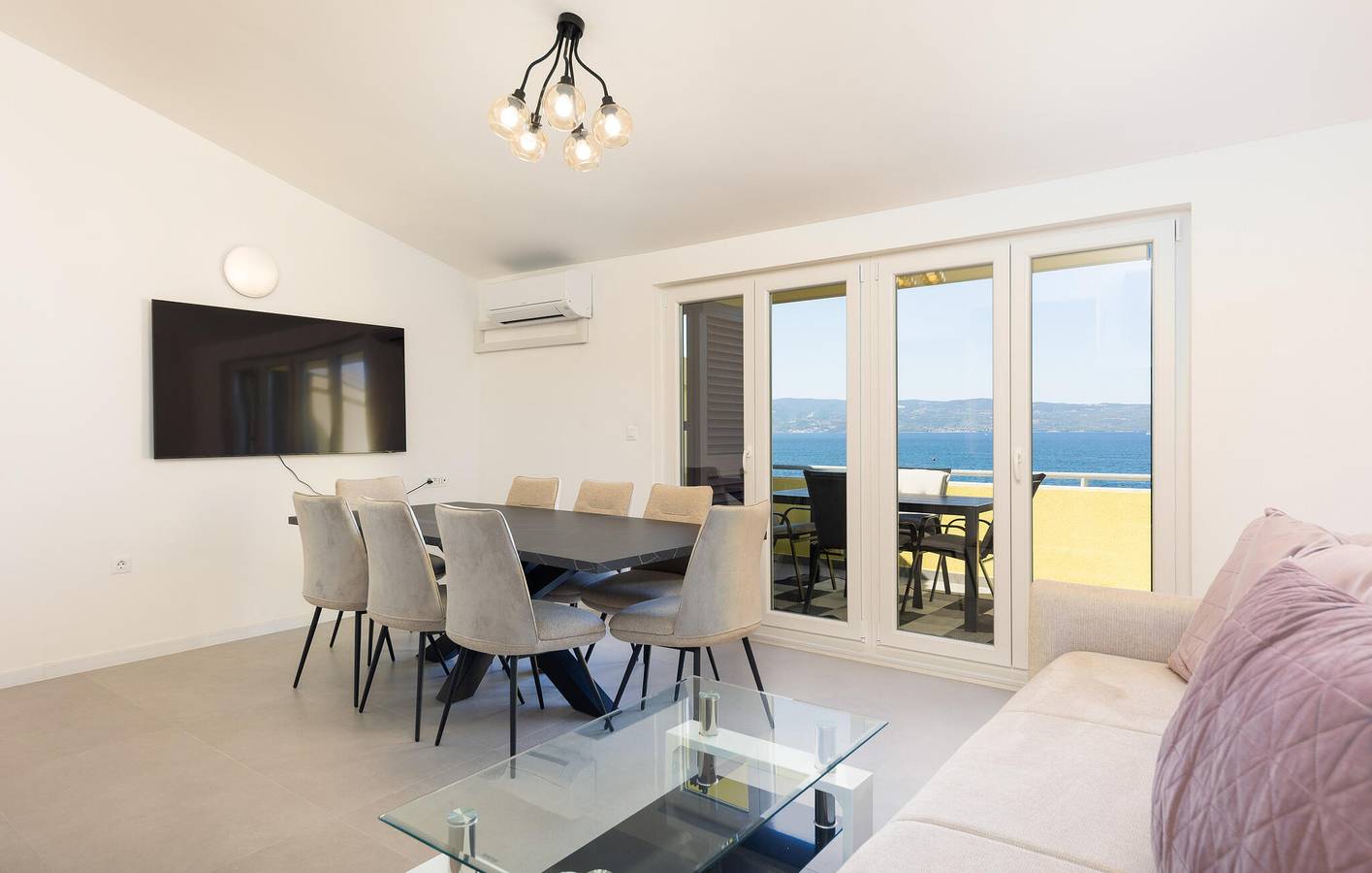 Geheel vakantieappartement, Seaside Retreat: Gezellig appartement met 2 slaapkamers, terras en wifi, op 1000 meter van het strand in Dugi Rat, Split-Dalmatië