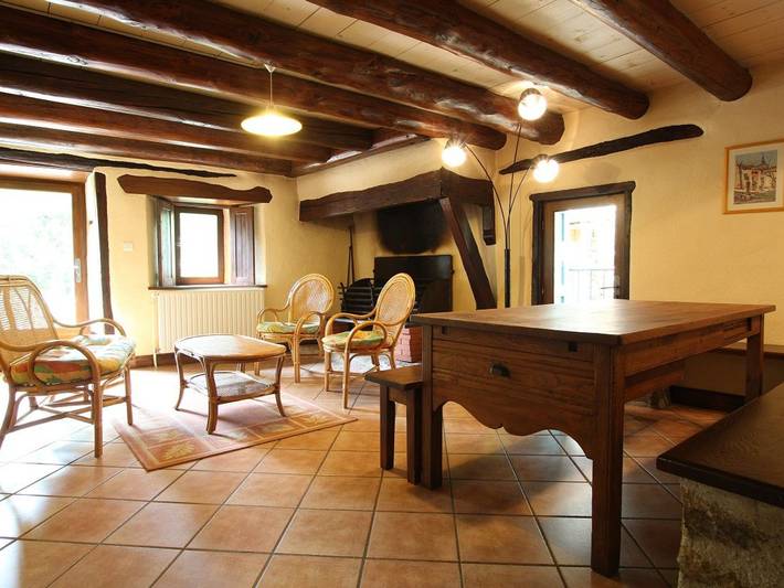 Gîte familial avec grande terrasse à Auzat, proche baignades et sites historiques in Villeneuve-d'Allier, Haute-Loire