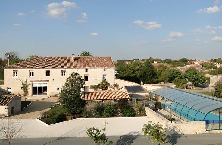 Gîte pour 34 personnes, avec terrasse ainsi que piscine et jardin à Theil-Rabier