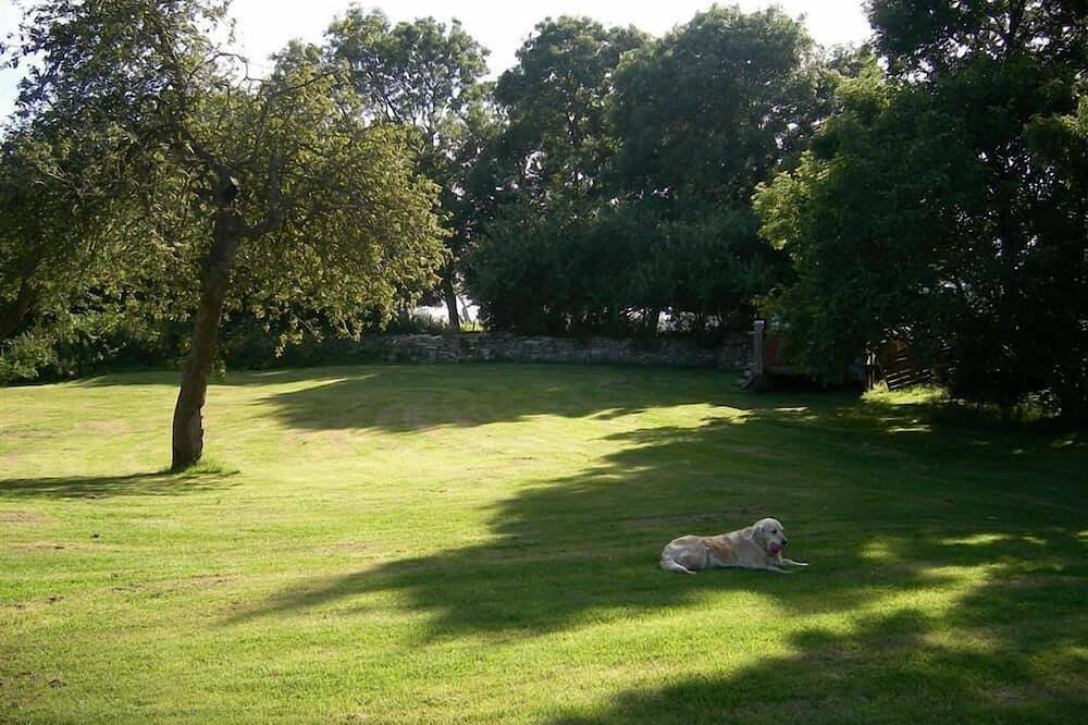Coombe Orchard, pet friendly, with a garden in Swanage in Swanage, Dorset