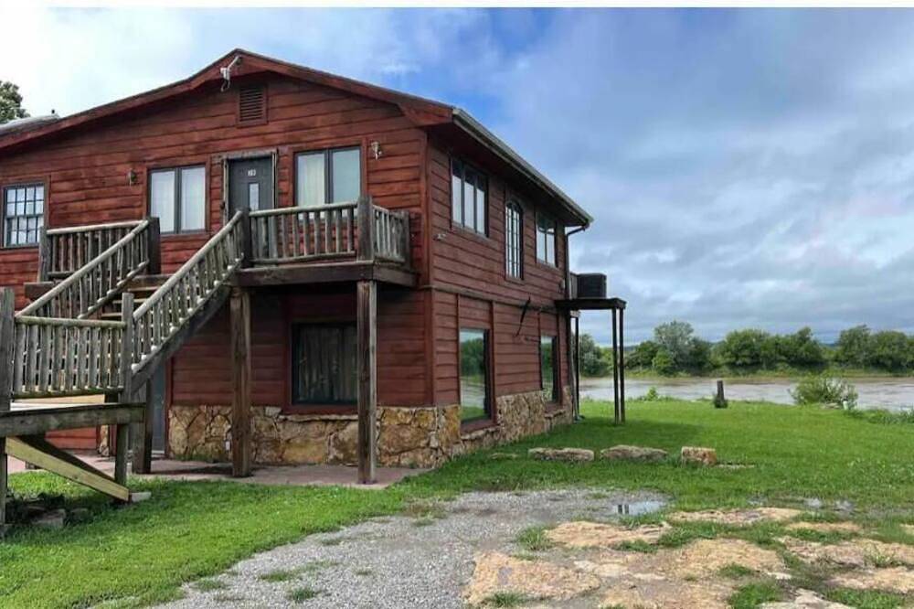 Riverfront 2 bdrm Jacuzzi Cabin w/ Sunset Balcony in St. Joseph, Missouri