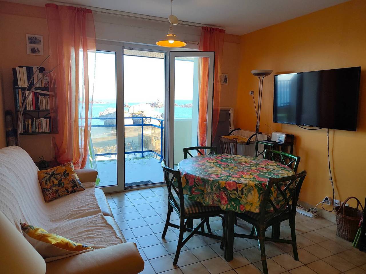 Appartement entier, Appartement Vue Mer Exceptionnelle plage du Coz-Pors à Tregastel in Coz-Pors, Trégastel