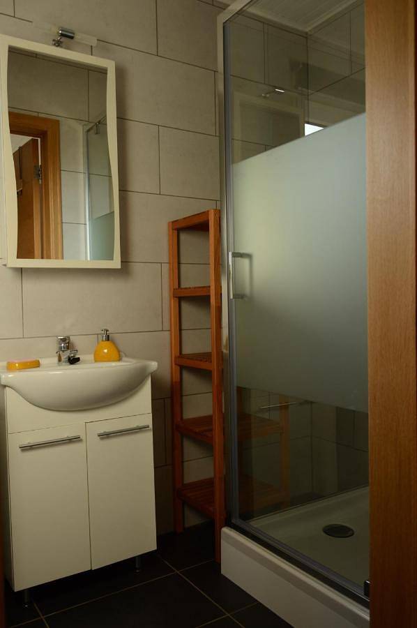 Location de vacances pour 2 personnes, avec terrasse ainsi que vue et jardin dans Louveigné - 3