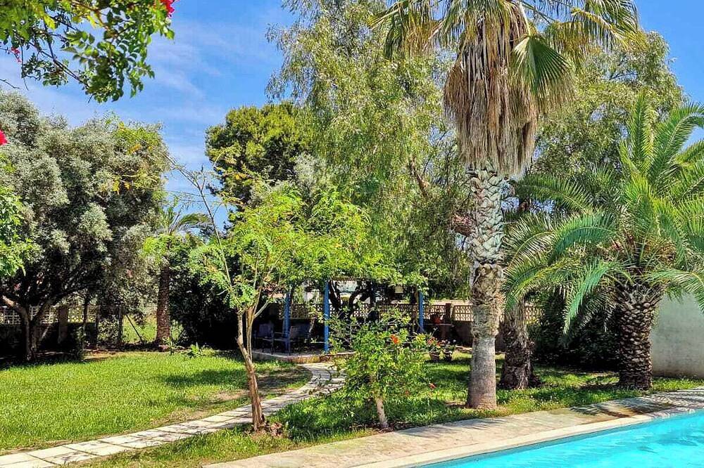 House with exclusive pool and garden 7 min walk from the beach and the center in el Campello, Costa Blanca