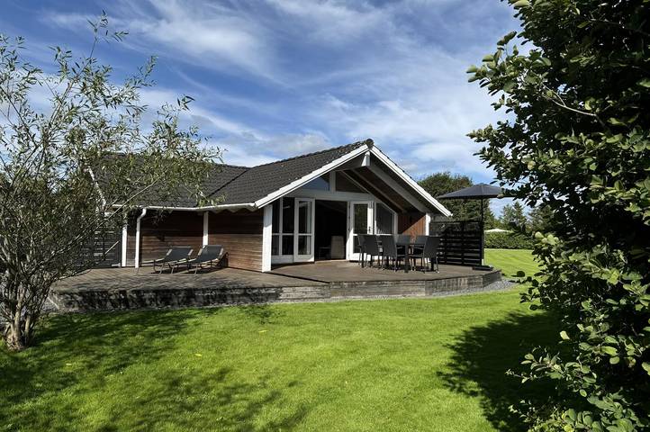 Ferieudlejning for 5 personer, med jacuzzi og have samt terrasse, husdyr tilladt i Egense