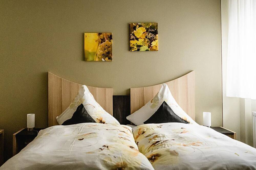 Weinatrium Wallerath Ohg - Doppelzimmer mit Dusche und Wc in Schweich, Moseleifel