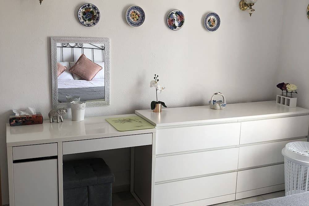 Apartamento entero, 2 Bed Apartment with outstanding sea views close to La Cala beach & town centre. in Mijas Costa, Mijas
