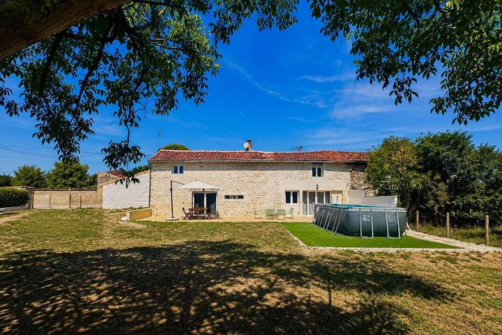 Gîte pour 6 personnes, avec Terrasse et Jardin ainsi que Piscine et Vue