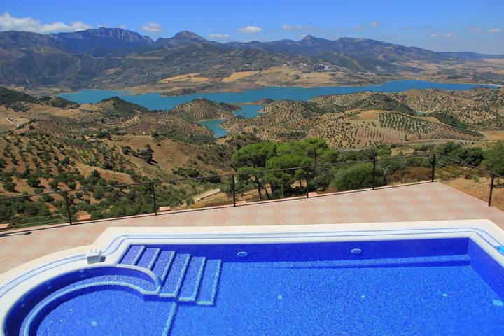 Chalet para 6 personas, con piscina además de jardín y jacuzzi, Familias con niños en Sierra de Cádiz - 2