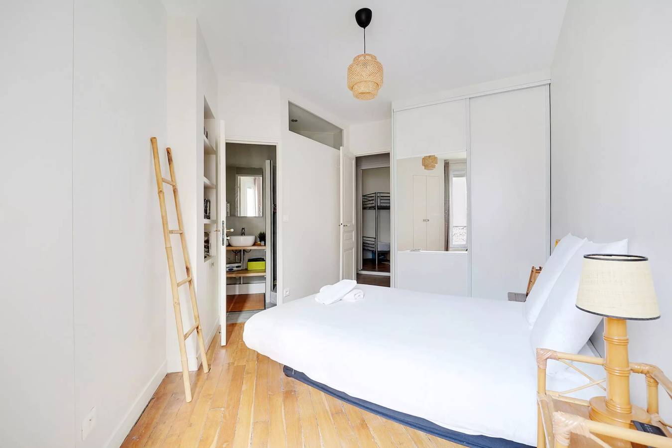 Entire apartment, Martyrs Village Montmartre 2 bedrooms in Paris, Ile de France