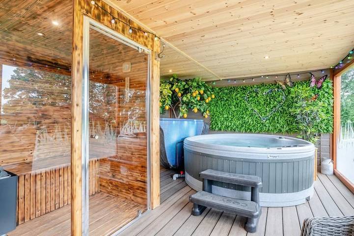 Glamping for 2 people, with hot tub in Ribble Valley