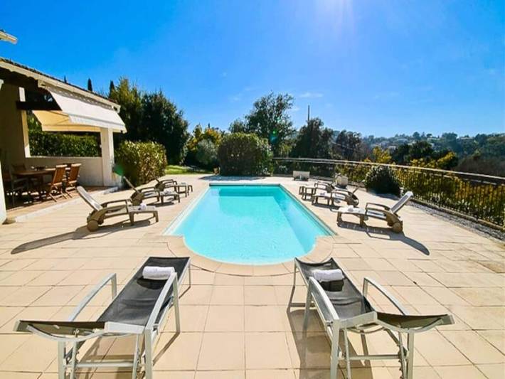 Location de vacances pour 8 personnes, avec piscine ainsi que terrasse et jardin, adapté aux familles à Tanneron