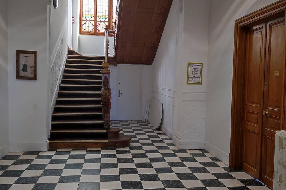Entire apartment, Charming Castle Apartment for 6 with Pool, Sauna, and Free Wifi in Jausiers in Jausiers, Mercantour National Park