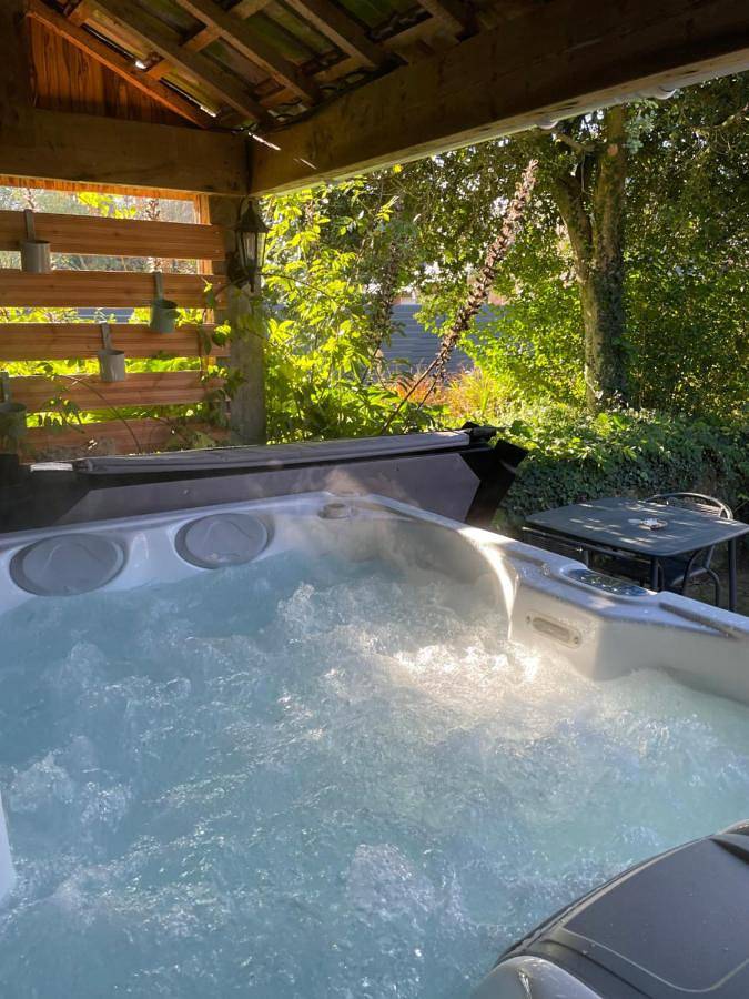 Location de vacances pour 2 personnes, avec Terrasse et Jacuzzi ainsi que Jardin et Vue à Camlez