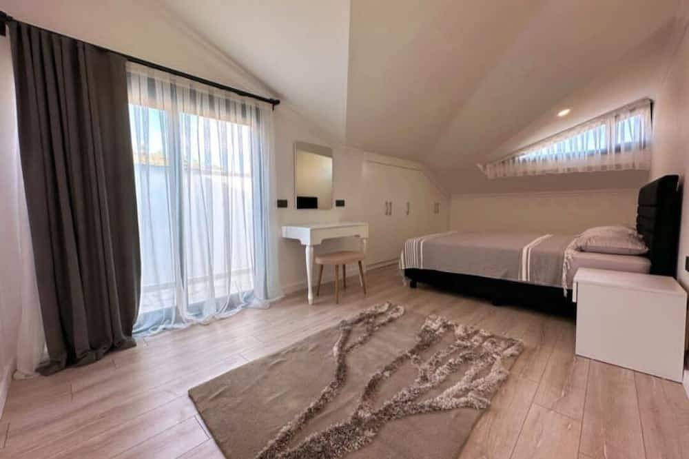 Spacious 3-bedroom villa in beautiful Antalya with Ac in Kemer, Antalya Province