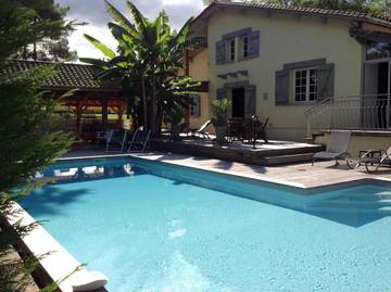 Gîte pour 16 personnes, avec piscine ainsi que vue et jardin à Galgon