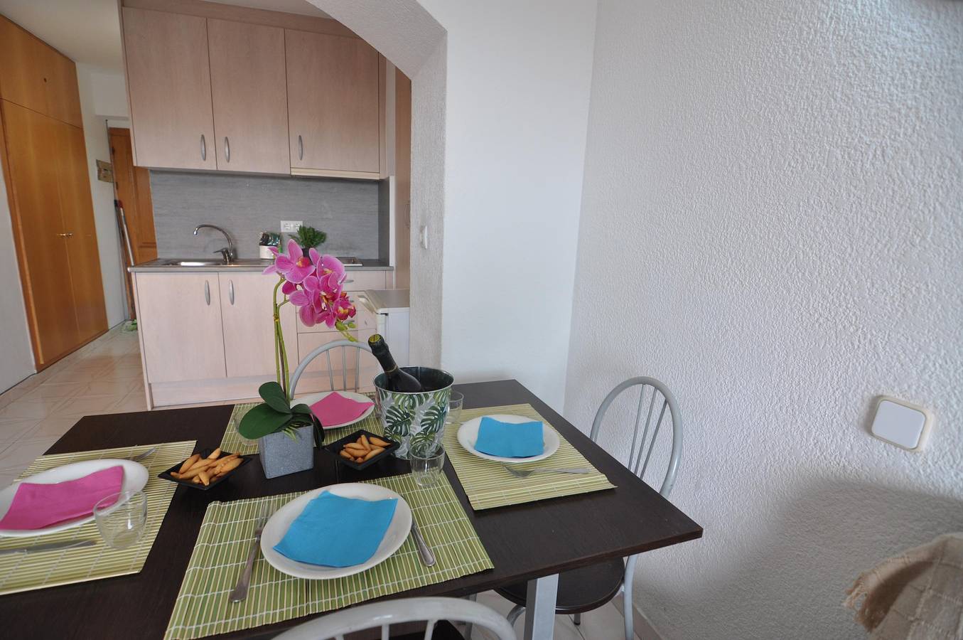 Estudio entero, ¡Encantador estudio en alquiler en Roses, Costa Brava! Capacidad para 4 personas, comodidades modernas, piscina, Wi-Fi gratuito, cerca de la playa. ¡Reserva ahora! in Santa Margarida, Roses