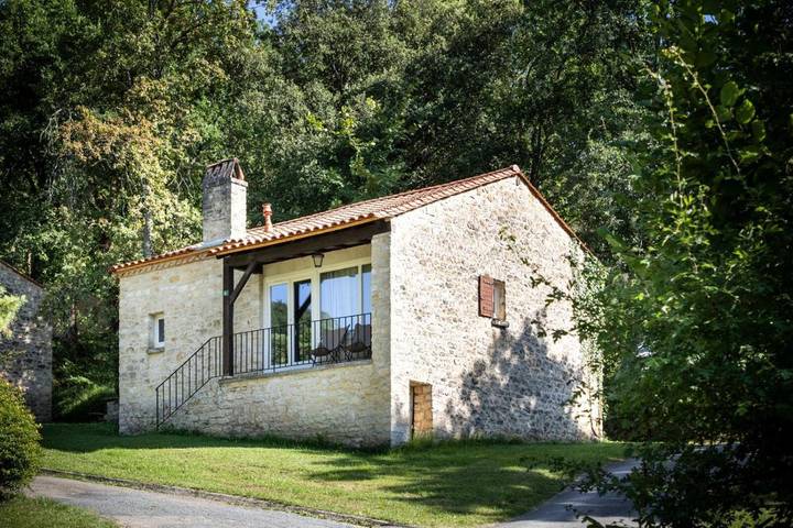 Camping pour 6 personnes, avec Terrasse ainsi que Bassin pour enfant et Piscine à Sarlat-la-Canéda