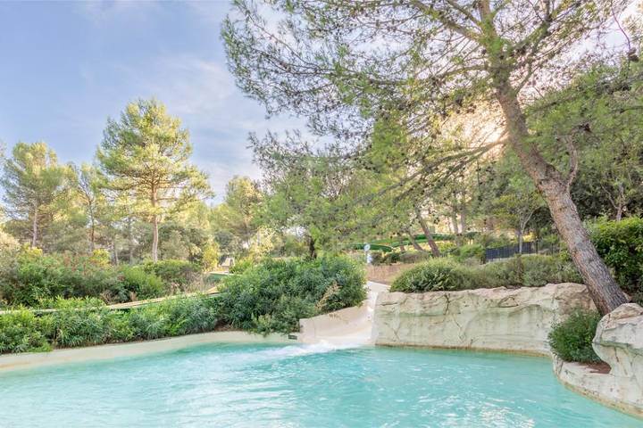 Gîte pour 4 personnes, avec piscine et balcon ainsi que jardin et bassin pour enfant, adapté aux familles dans Golf de Pont Royal - 4