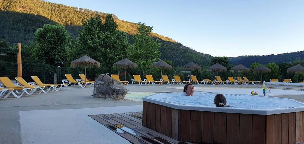 Parc de vacances pour 12 personnes, avec jacuzzi ainsi que jardin et piscine à Mende - 2