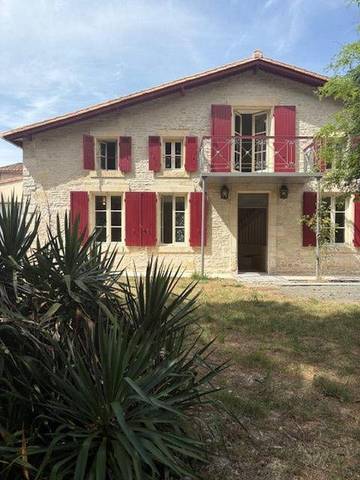 Location de vacances pour 9 personnes, avec terrasse et jardin à Le Vanneau-Irleau