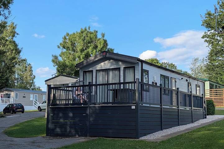 Glamping for 6 people, with pool and terrace in Derbyshire Dales