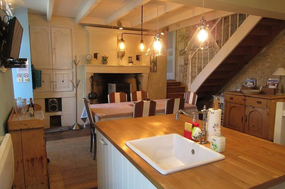 Hermosa 'La Maison de Riviere' in Bourg-Charente, Charente