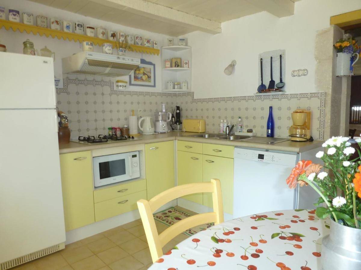 Three-Bedroom House in Saint-Gelais, Région de Niort