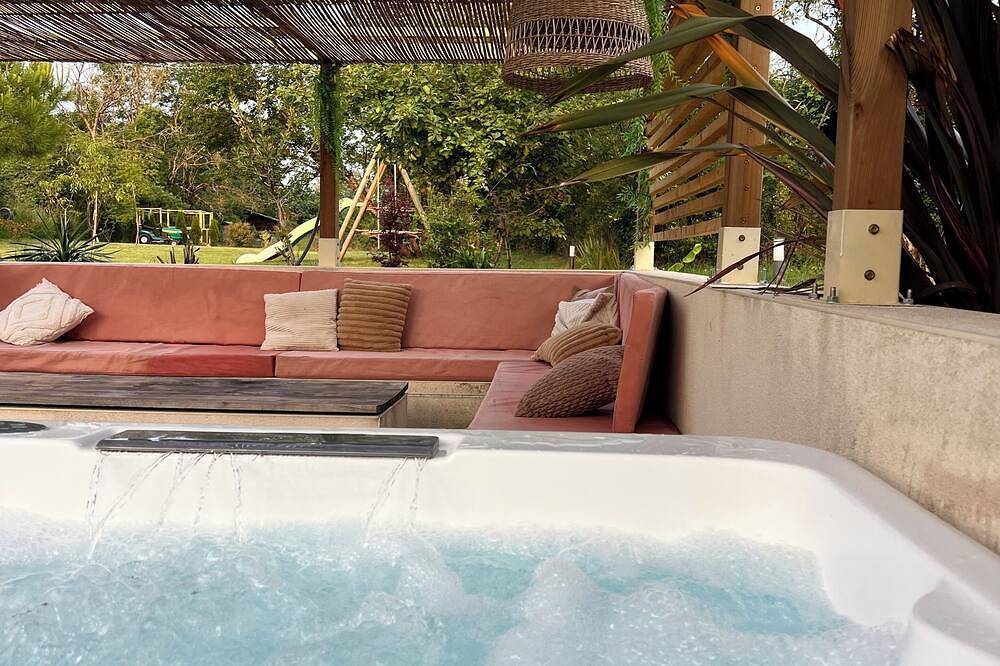 Villa 5 ch, style Bali avec piscine et jacuzzi, terrain 1700 m², proche lac in Ambronay, Belley