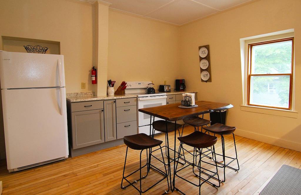 Ganze Wohnung, Renovated downtown Bar Harbor apartment, park and walk to shops and restaurants. in Bar Harbor, Acadia Nationalpark