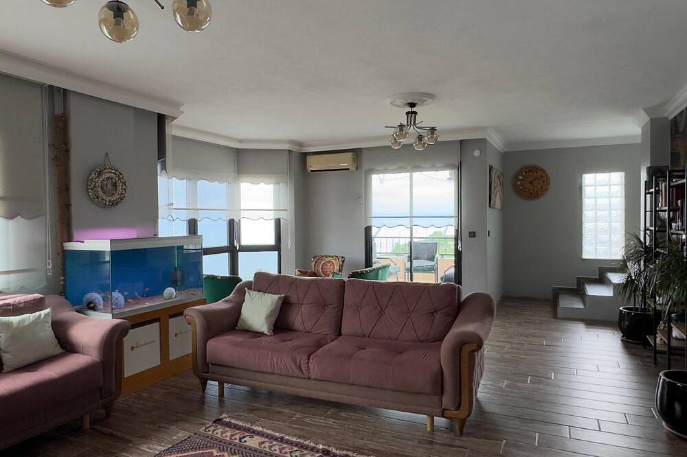 Deniz ve dağ manzaralı cam teraslı villa in Región del Mar Negro