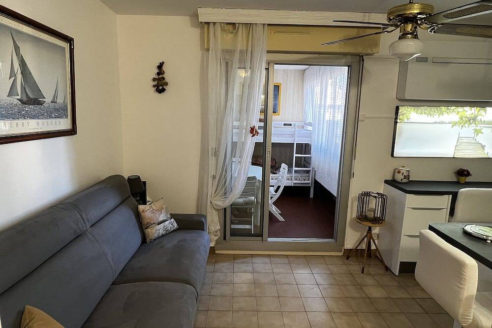 Entire apartment, Air-conditioned studio near Les Bonnettes & Monaco beaches in Le Pradet, Toulon region