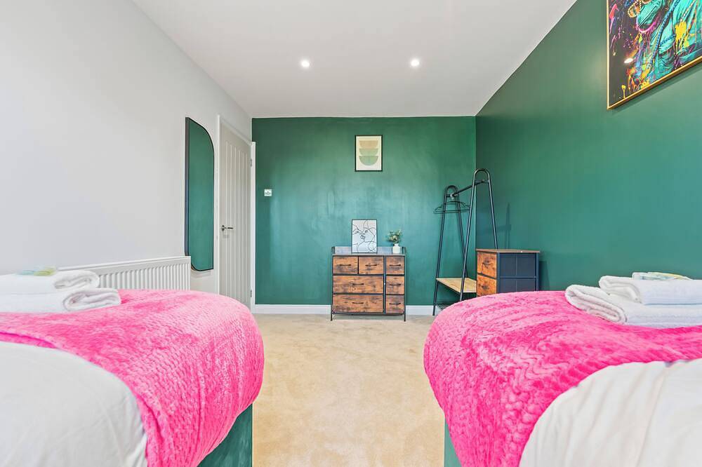 New! Sleeps 6|Free Parking|Long stays| Contractors\n\nshare\n\nsaved in Dunchurch, Warwickshire