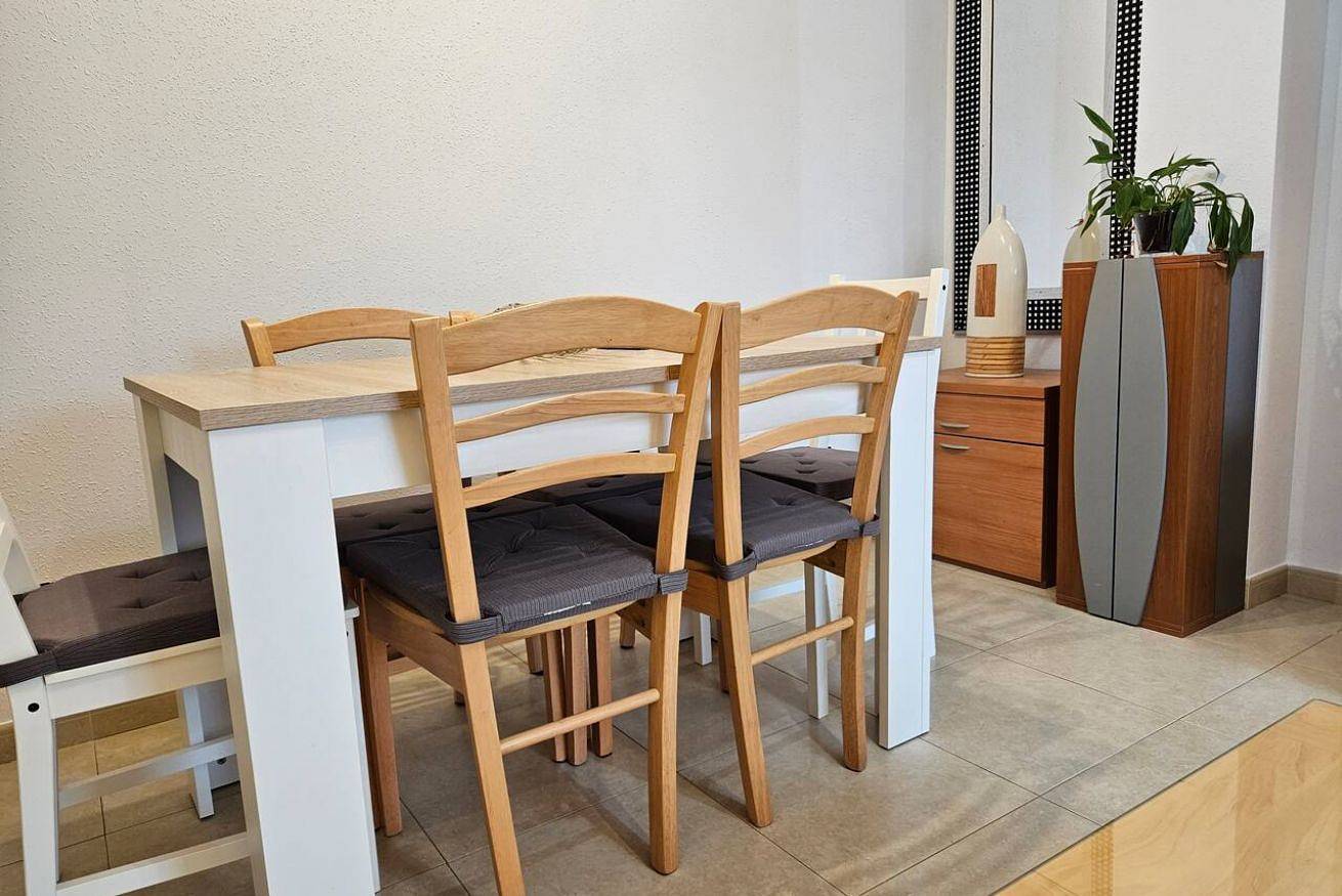 Apartamento entero, Acogedor Apartamento con Piscina Cerca de Atracciones in Bárcena de Cicero, Costa de Cantabria