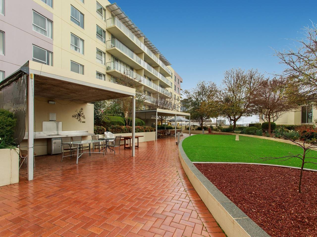 Entire apartment, Madecomfy Spacious Canberra Living with Courtyard in Woden, Canberra
