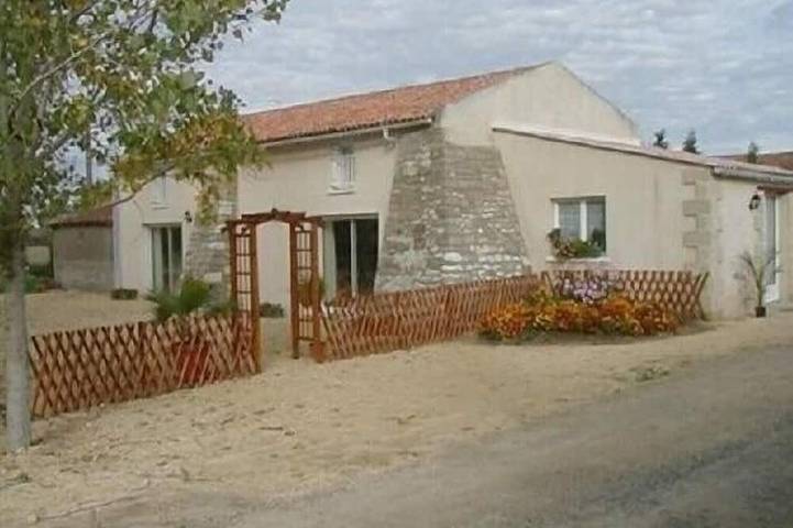Gîte pour 12 personnes, avec Terrasse ainsi que Jardin et Piscine à Saint-Georges-sur-Layon