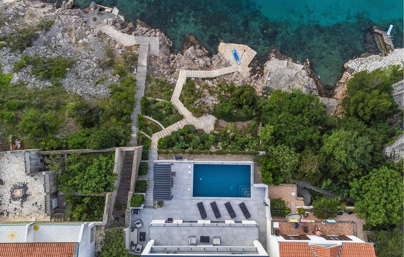 Reizende 2-Zimmer-Wohnung mit Terrasse, in Küstennähe und mit kostenlosen Parkplätzen in Cesarica, Naturpark Velebit