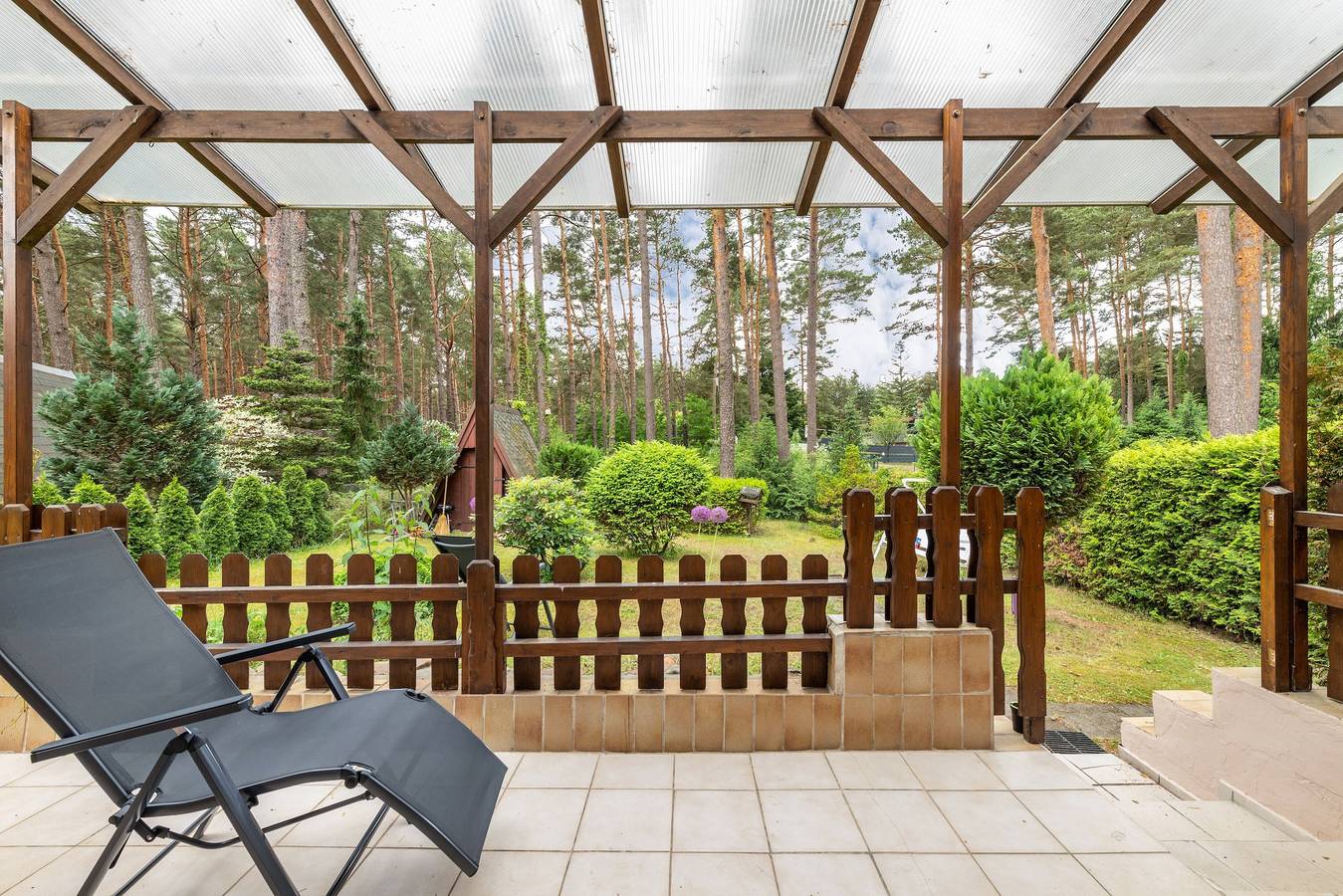 Waldgeflüster mit Terrasse, privatem Garten und Klimaanlage in Pinnow, Schenkendöbern