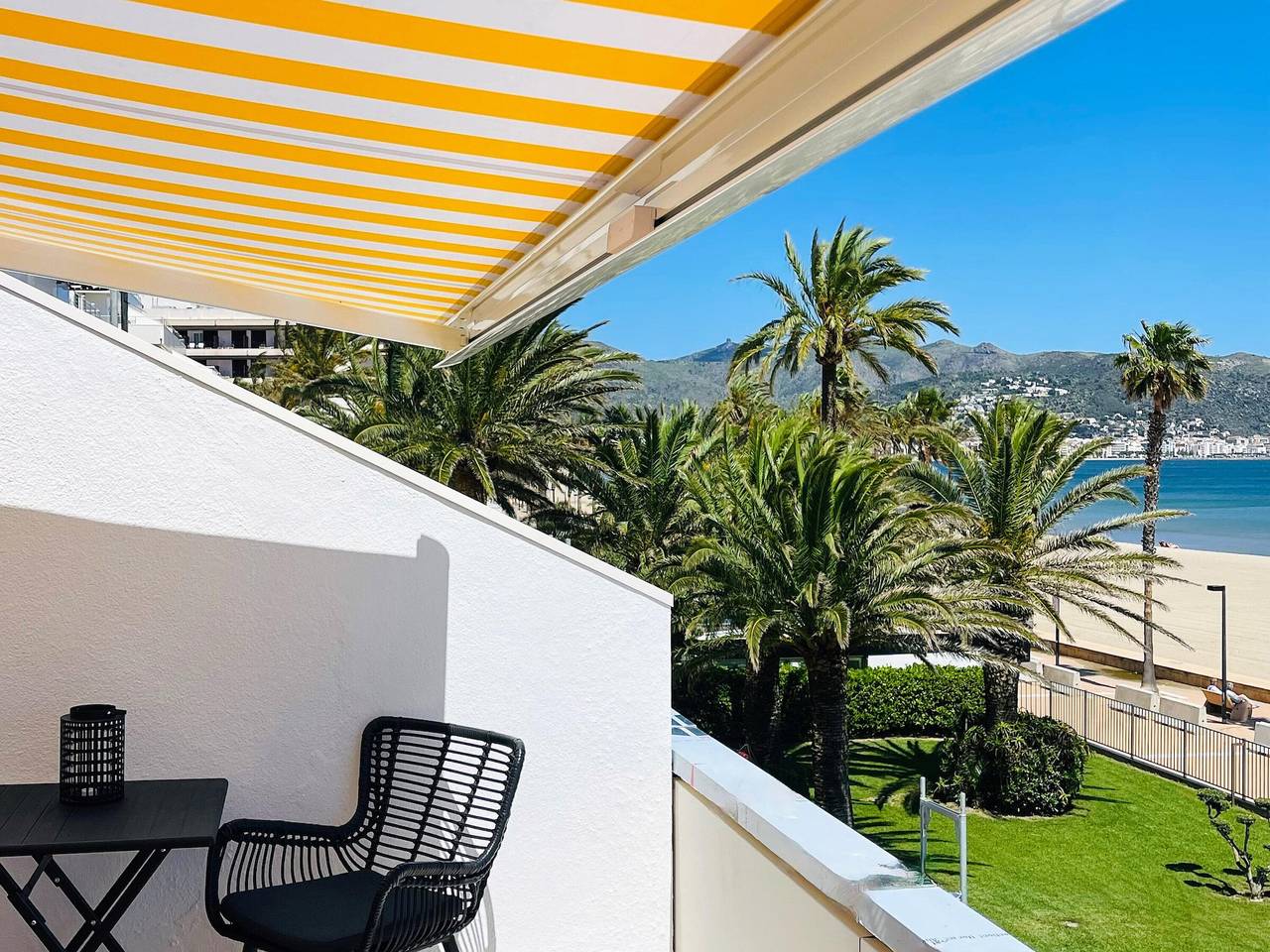 Ganzes Studio, ¡Encantador apartamento en alquiler en Roses, Costa Brava! A 0 metros de la playa. Disfruta de la piscina comunitaria y las vistas al mar. in Santa Margarida, Roses