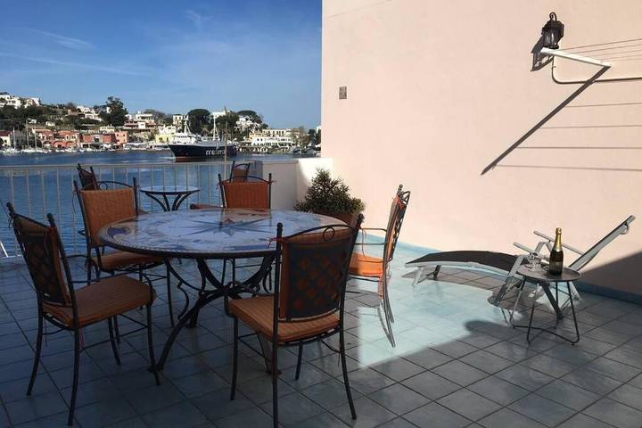 Appartamento per 4 persone, con Balcone e Terrazza nonché Panorama a Ischia Porto