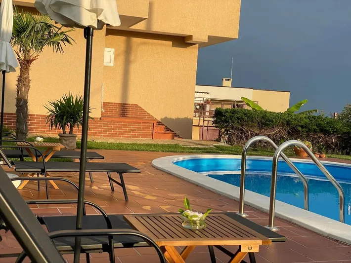 Villa pour 6 personnes, avec piscine ainsi que vue et jardin - 1